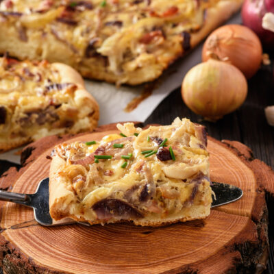 Домашний луковый пирог с сыром и беконом - рецепт с фото