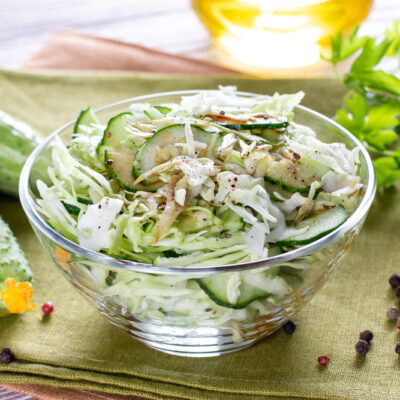 Зеленый диетический салат из капусты и огурцов