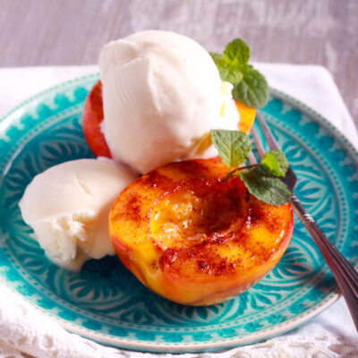 Жареные персики с мороженым - рецепт с фото