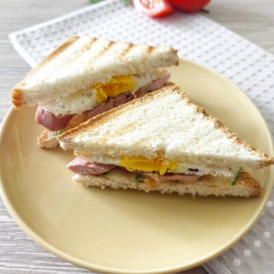 Сэндвич с сосиской и яйцом - рецепт с фото