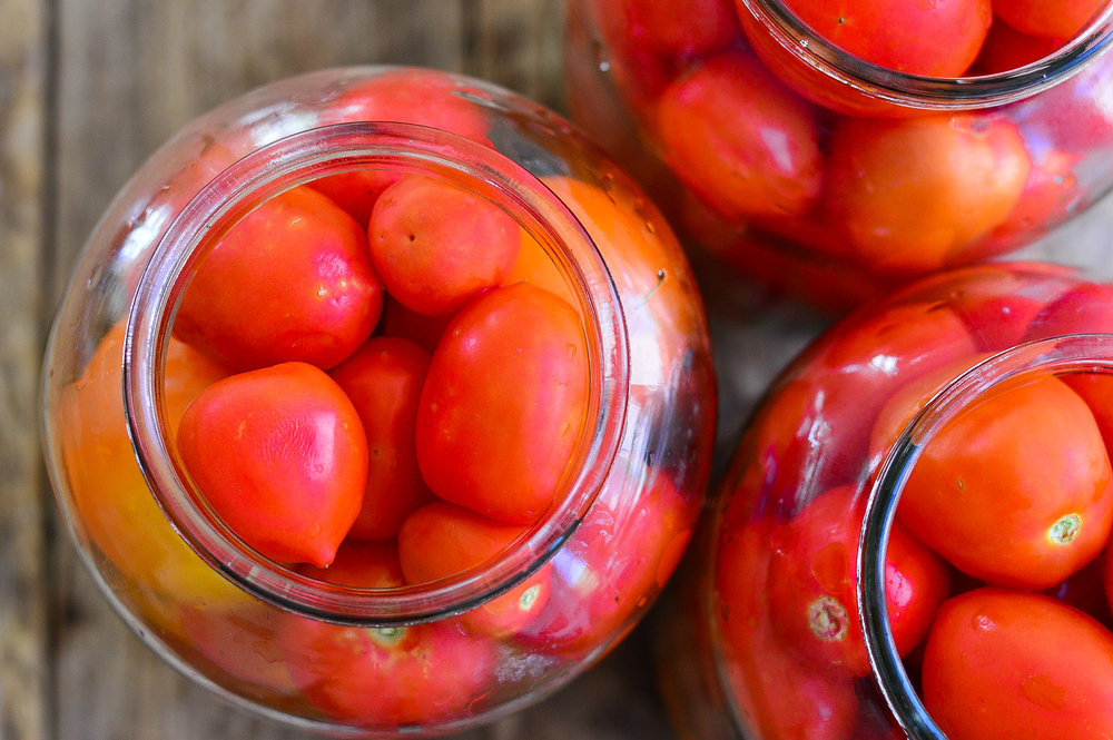 Фото рецепта - Консервированные помидоры в банках - шаг 3