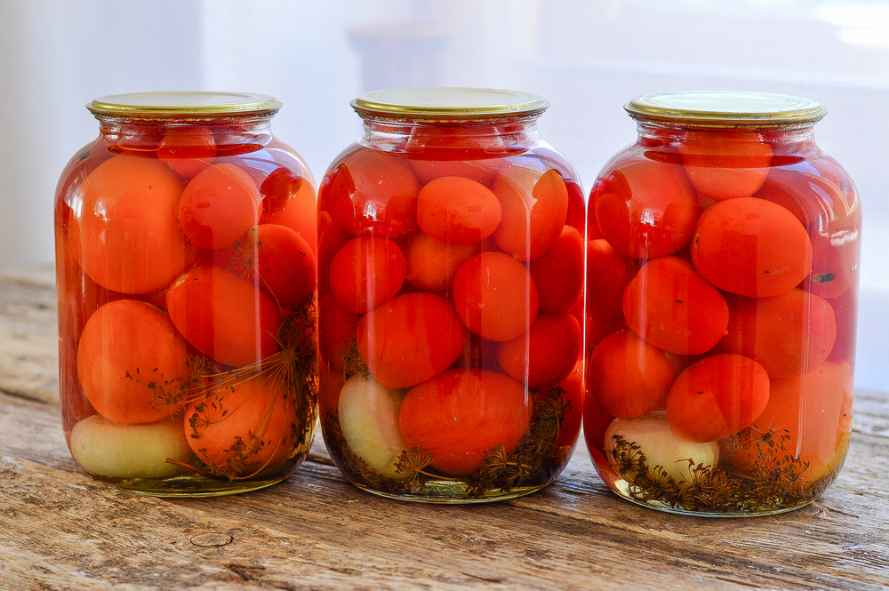 Фото рецепта - Консервированные помидоры в банках - шаг 7
