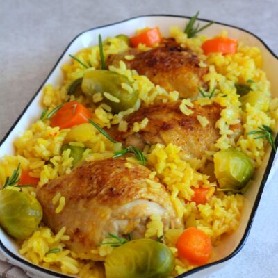 Куриные бедра с рисом, брюссельской капустой, морковью - рецепт с фото