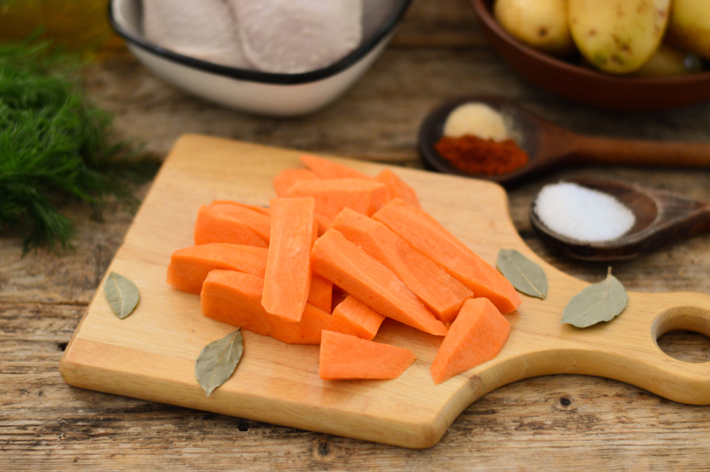 Фото рецепта - Запеченный картофель с куриными голенями и морковью - шаг 1