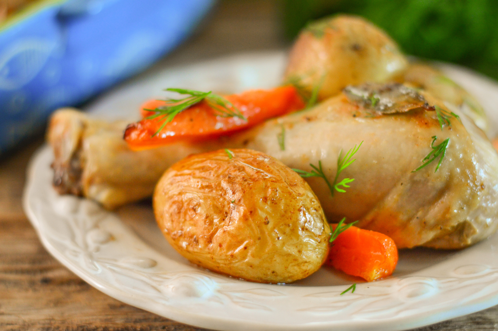 Фото рецепта - Запеченный картофель с куриными голенями и морковью - шаг 6