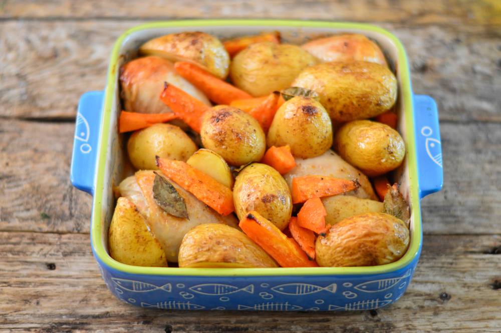 Фото рецепта - Запеченный картофель с куриными голенями и морковью - шаг 4