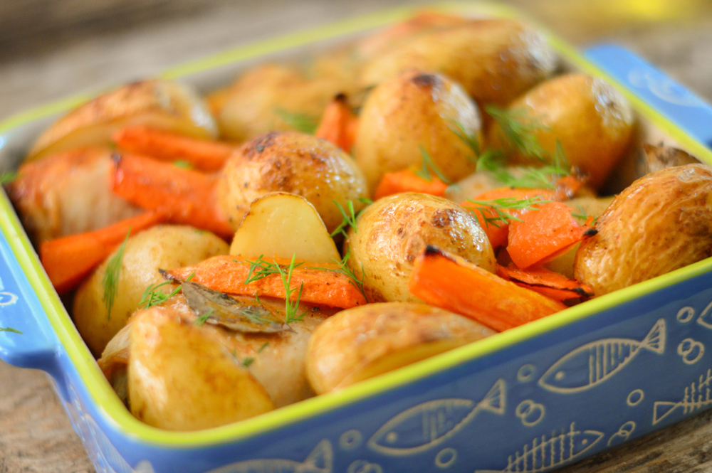 Фото рецепта - Запеченный картофель с куриными голенями и морковью - шаг 5
