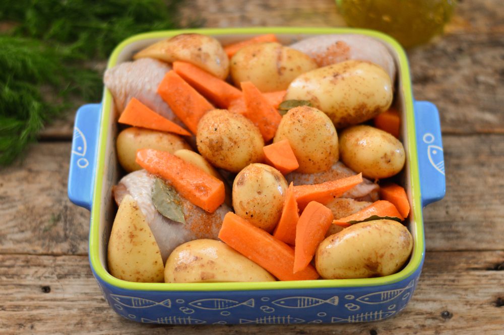 Фото рецепта - Запеченный картофель с куриными голенями и морковью - шаг 3
