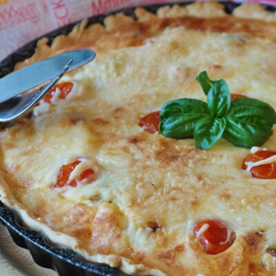 Луковый пирог с помидорами и сыром - рецепт с фото