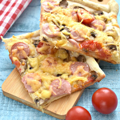 Быстрая пицца из слоёного теста с сосисками и грибами - рецепт с фото