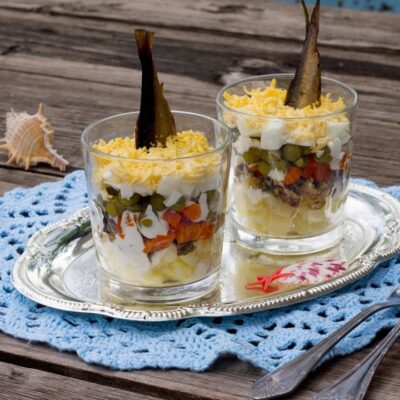 Салат со шпротами в стаканах