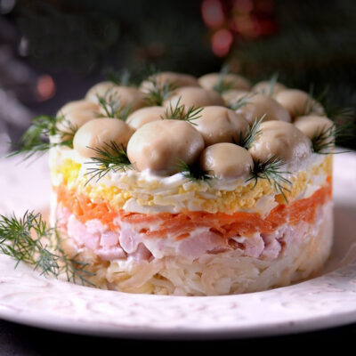 Слоеный салат в ветчиной и грибами - рецепт с фото