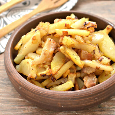 Жареный картофель со шкварками на сковороде - рецепт с фото