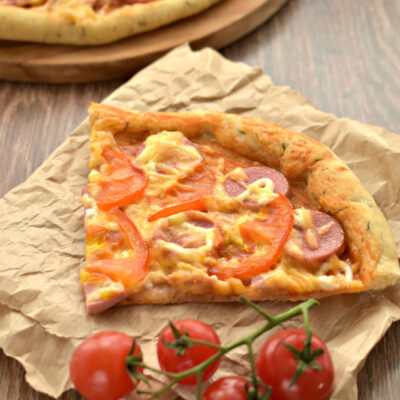 Пицца сосисками и помидорами (тесто с зеленью) - рецепт с фото