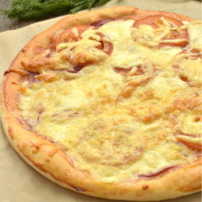 Пицца «2 сыра» с моцареллой и помидорами - рецепт с фото