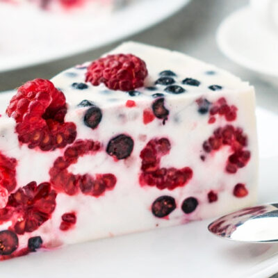 Творожный торт без выпечки с ягодами - рецепт с фото
