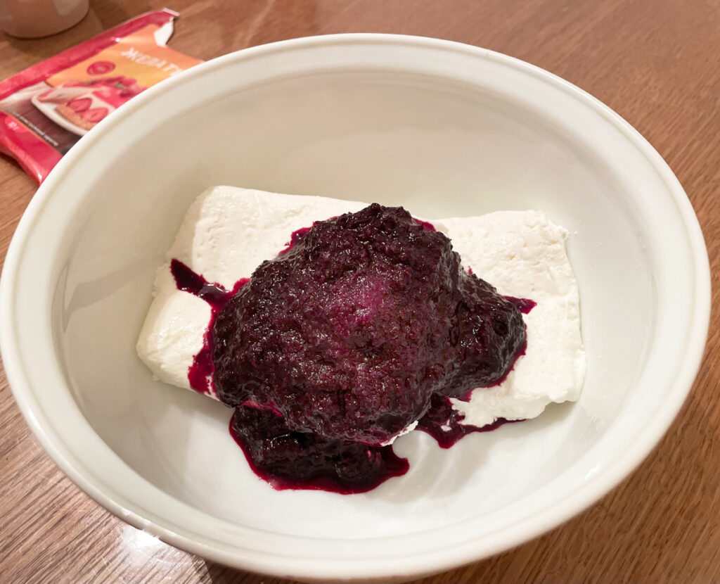 Фото рецепта - Творожно-ягодный десерт на желатине - шаг 2