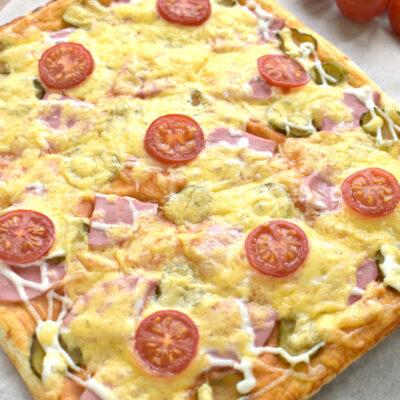 Пицца с варёной колбасой и черри на слоеном тесте - рецепт с фото