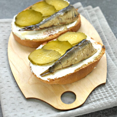 Бутерброды со шпротами и творожным сыром - рецепт с фото