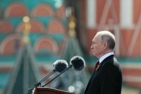 Путин поздравил россиян с Днем Победы
