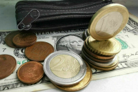 Курс евро на Мосбирже впервые с 5 февраля упал ниже 97 рублей