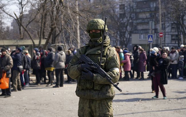 Ні кроку без "аусвайсу". Як Кремль змушує українців в окупації брати паспорти РФ