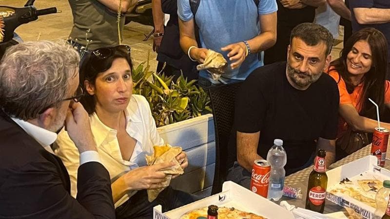 Gli Europei di Schlein e Decaro: pizza e panzerotti a Bari vecchia con Boccia ed Emiliano per Italia – Spagna