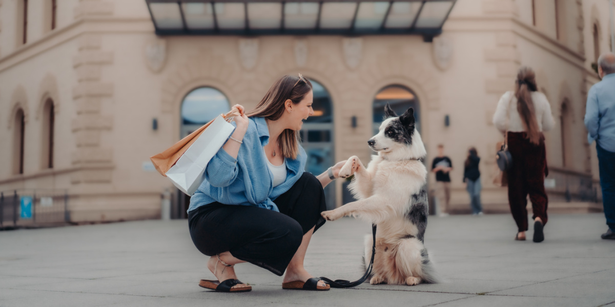 Frau mit Hund vor dem Eingang zur Europa Galerie - ehemalige Bergwerksdirektion