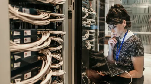 Mujer trabajando en un laboratorio de computación