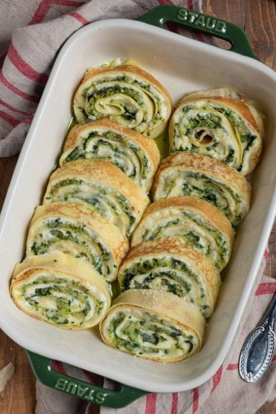 Un primo piatto che rappresenta un modo originale di servire le crepes, trasformandole in un rotolo ripieno di zucchine e golosi formaggi