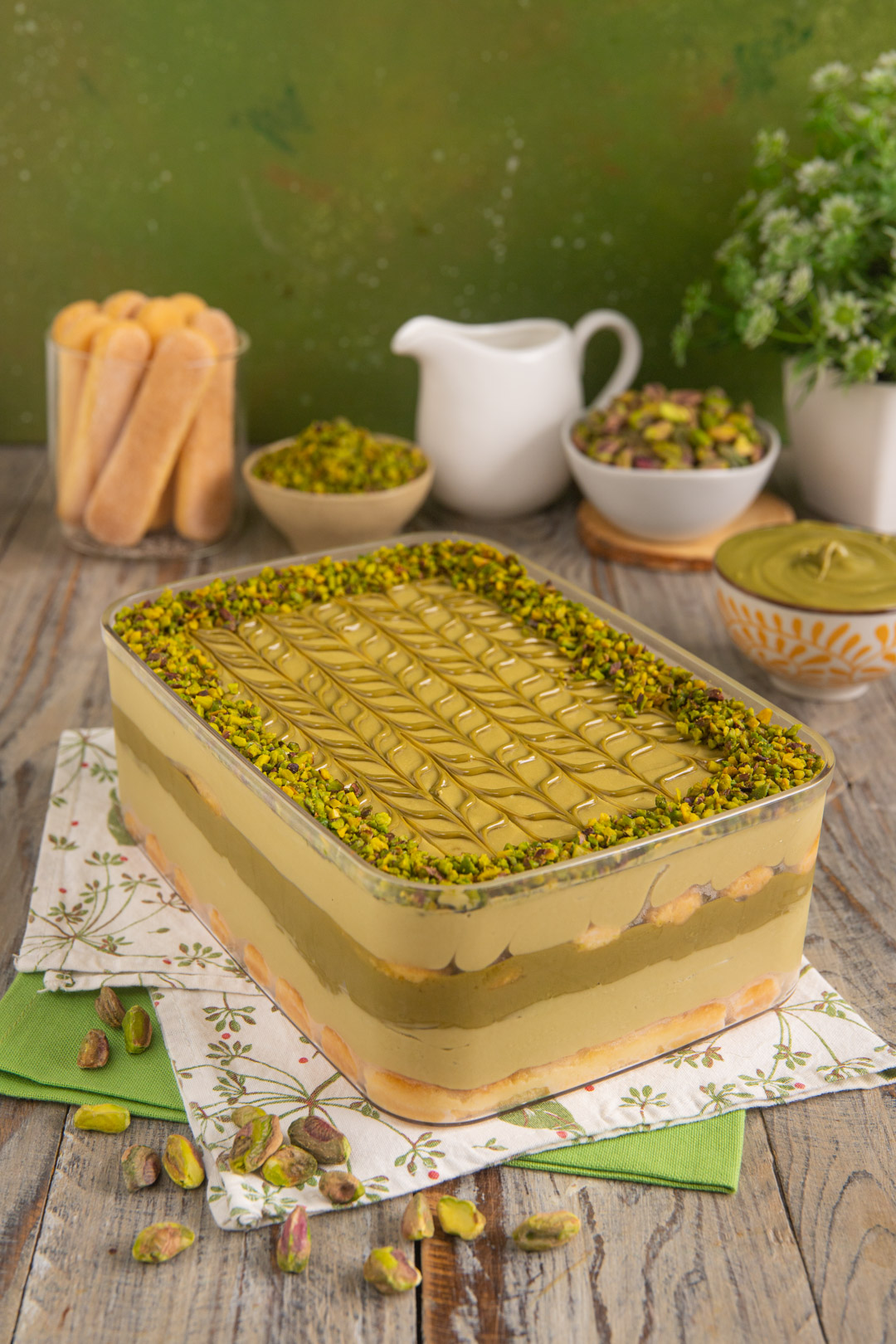 La rivisitazione di un classico tiramisù dedicata agli amanti del pistacchio. Un dolce al cucchiaio delizioso adatto a ogni stagione