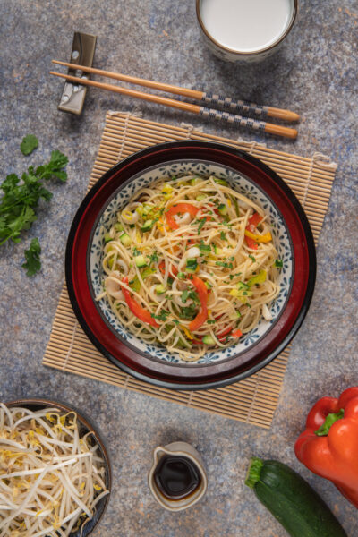 I noodles di mare sono un primo piatto di pasta fresca tipica orientale, condita con pesce, molluschi, verdure e insaporita con una pasta di peperoncino