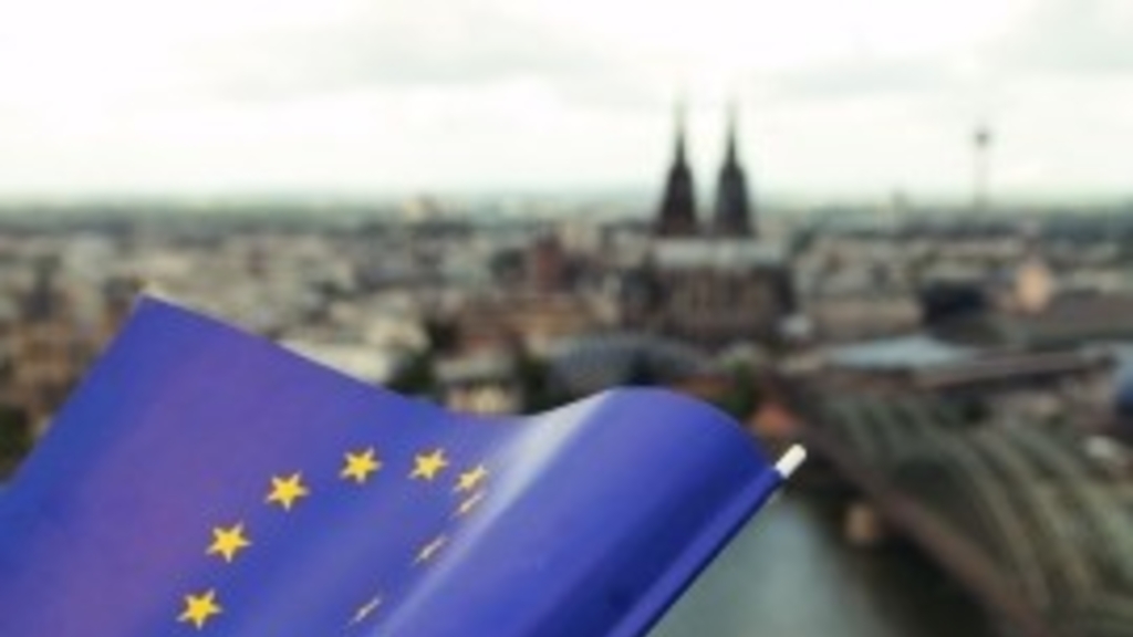 Europafahne vor dem Kölner Dom, Link auf Auszeichnung durch die Europäische Kommission