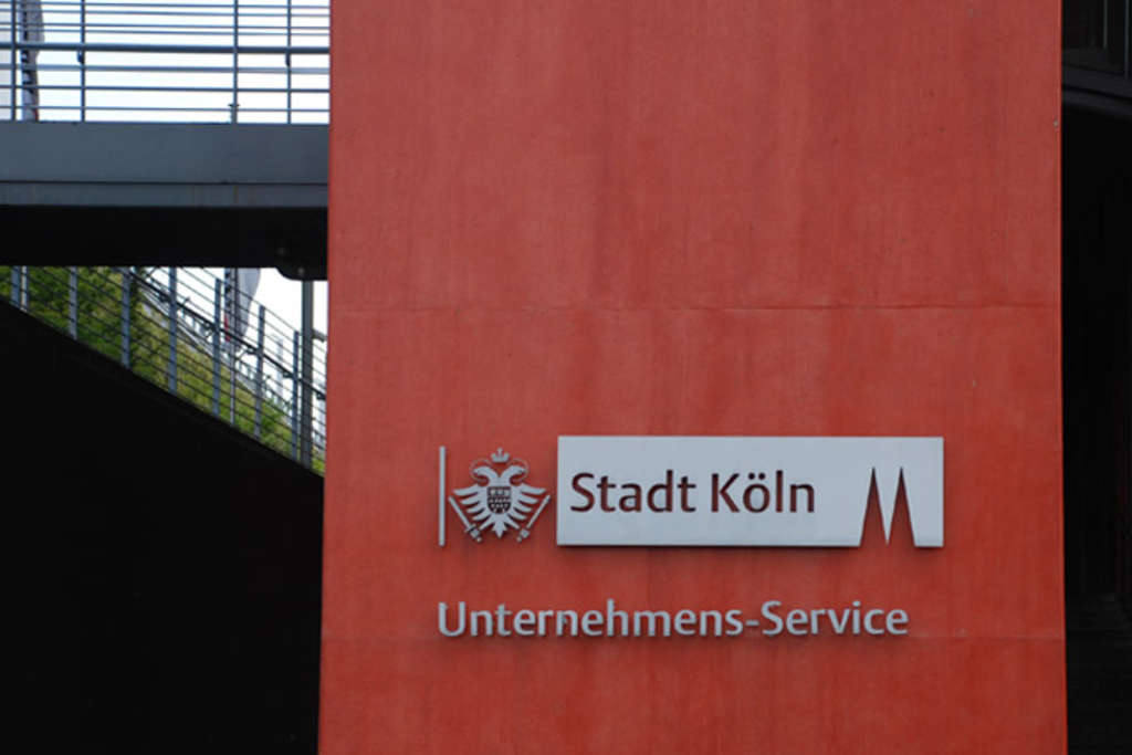 Stadthaus Deutz, Aufschrift "Stadt-Köln Unternehmens-Service" auf einer Säule, Link auf Service für Unternehmen