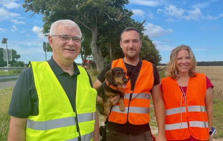 Ralf Sendrowski (li.), Leiter des Straßenbauamtes Stralsund, und Mitarbeiterin Nadja Walenta begleiteten Hundeführer Denny Bohla und Rauhaardackel Albert beim ersten Einsatz. © strassen-mv.de