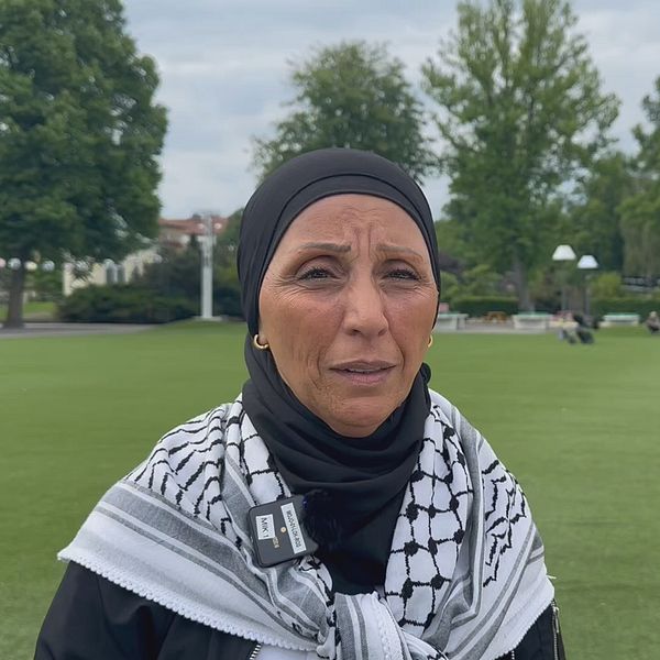Folkets Park i Malmö med en kvinna som intervjuas om att hon bär på en palestinasjal