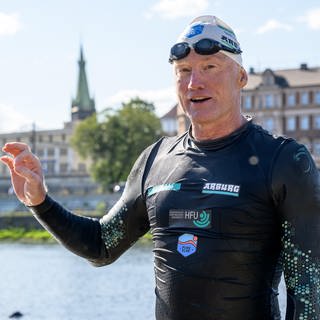 Der deutsche Chemieprofessor (Schwimmprofessor) Andreas Fath von der Deutschen Hochschule Furtwangen erreicht die Elbe.