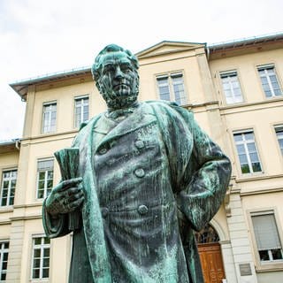 Dem Erfinder Robert Bunsen wurde in Heidelberg eine Statue gewidmet. Sie steht vor dem psychologischen Institut in der Altstadt.