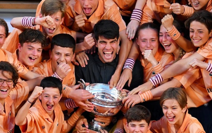 Carlos Alcaraz with ballkids