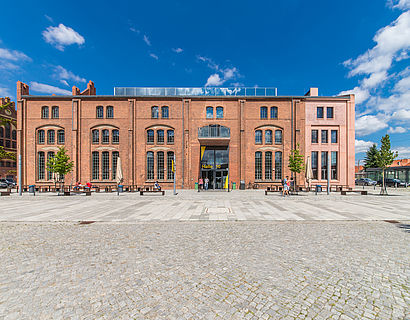 Blick auf Halle 10 (Mensa und Bibliothek)