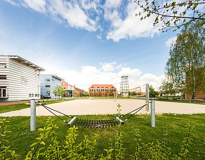 Campus mit Blick auf Campuswiese und Beachvolleyballplatz