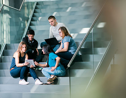 Studierende auf Treppe