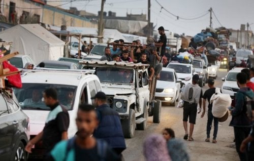 Image for article: Gazans flee Rafah as Israeli troops move in