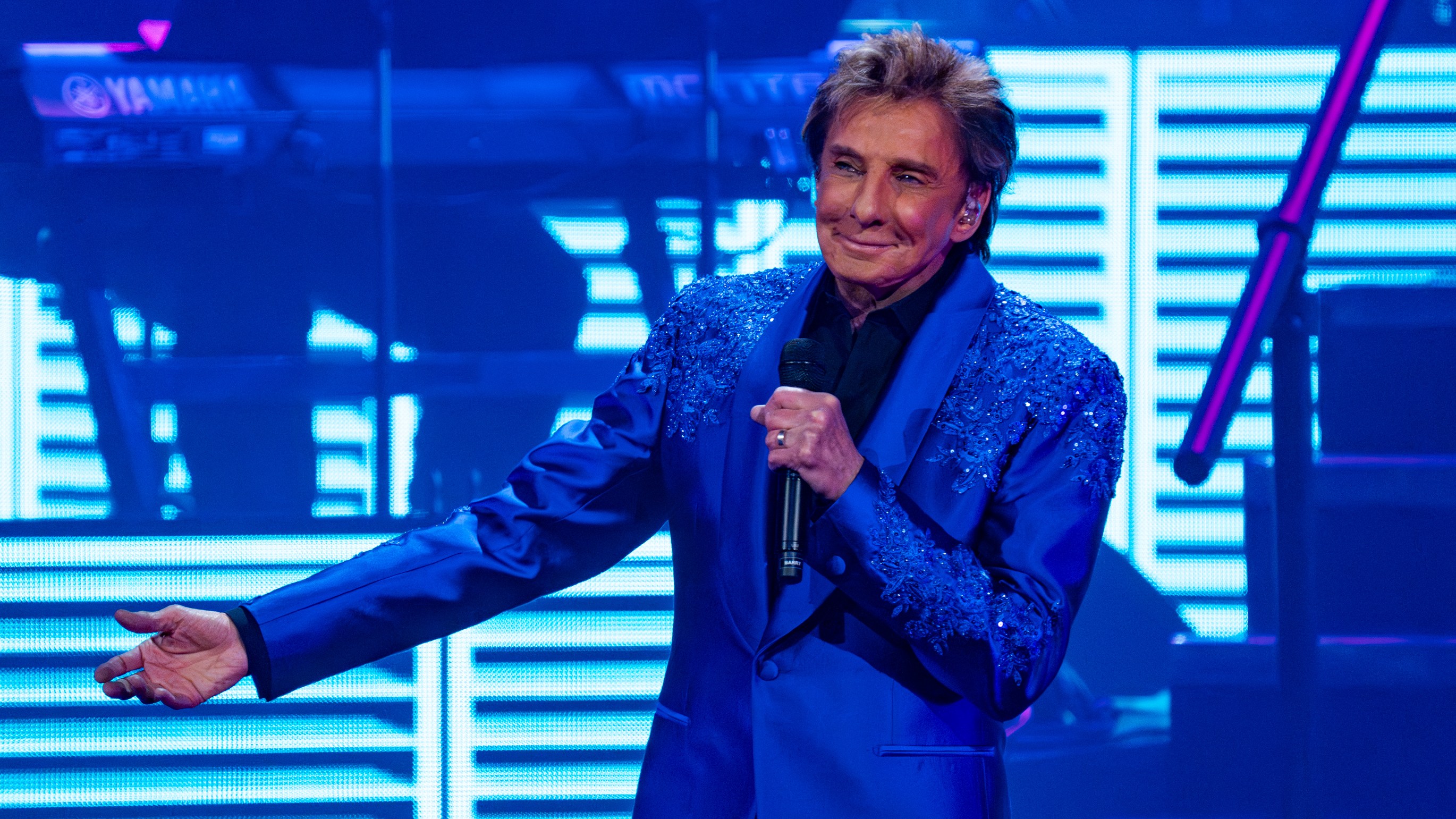 Barry Manilow gave his audience hits and glitz but also welcomed silliness and self-deprecation