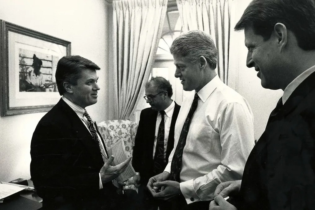 Quinn, left, with Bill Clinton. He was a charming fixture on Washington’s social circuit