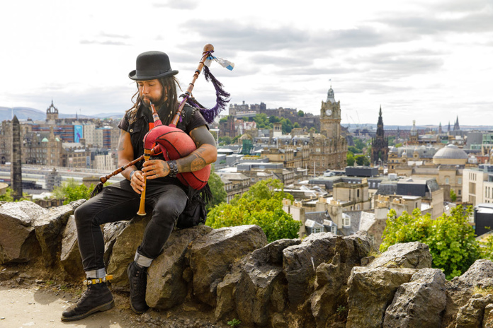 Joueur de cornemuse à Edimbourg © VisitBritain/Pinzutu/Pedro Munoz Silva