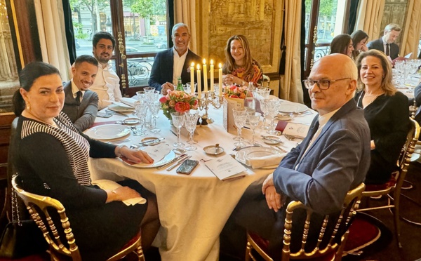 La table de l'Ambassadeur ÔVoyages-Thalasso n°1 avec Raouf et Samia Benslimane et leurs invités : Nadia Van Cleven, Me Marie-Laure Tarragano, Patrick Métivier (Carrefour Voyages), Smail Boudjennah (Qatar Airways) et un représentant de la Banque Edmond Rothschild, /crédit JDL