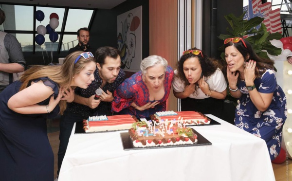 L'équipe française de Brand USA soufflant le gâteau d'anniversaire de la 248e fête de l'Indépendance en présence de Colombia Barrosse, de l'Ambassade américaine à Paris - (©Brand USA/Alexandre Nestora)
