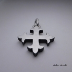 Krzyż liliowy symbol miłości i cierpienia - atelier Skrocki w Biżuteria/Dla mężczyzn