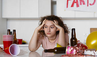 «Сигнал пересмотреть свои отношения с алкоголем»: нарколог объяснила, что может означать потеря памяти после застолья